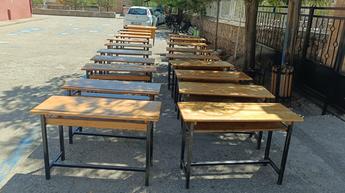 Okulumuzda Kullanılamaz Durumdaki Sıra ve Masalar Yeniden Hayat Buldu.